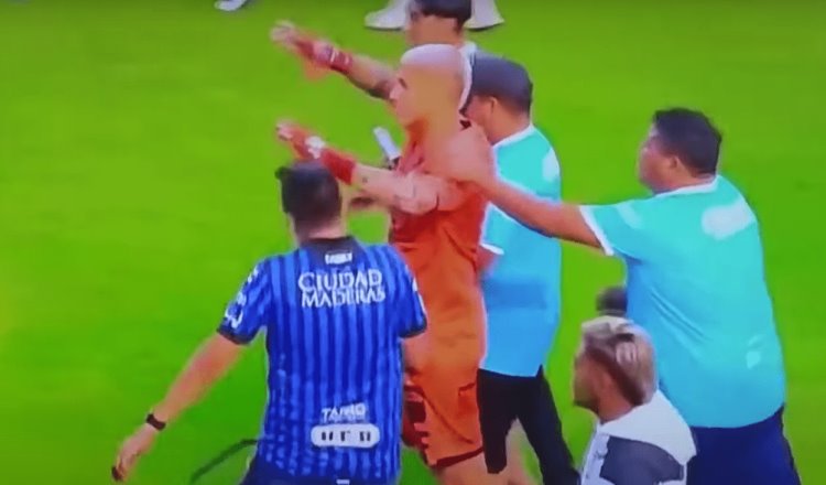 Portero de Querétaro pidió al árbitro detener el partido pero fue ignorado