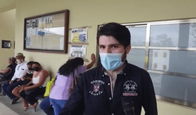 Familiares y amigos esperaban a “Cuco” a las afueras del Juzgado… no salió