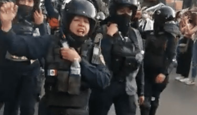 Mujeres policía marchan y abrazan a manifestantes del 8M en CDMX