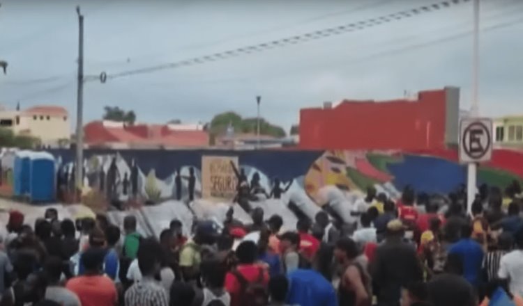Migrantes invaden la oficina de Migración en Tapachula
