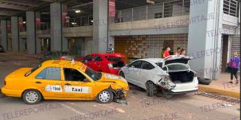 Taxista se impacta contra vehículos y corta circulación una hora en Paseo Tabasco