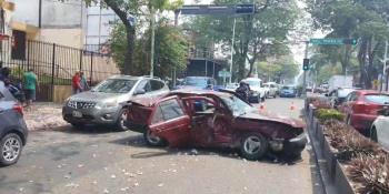 Vuelca auto tras choque en Paseo Tabasco