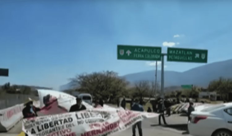 Maestros inconformes con reforma educativa bloquean accesos a Chilpancingo