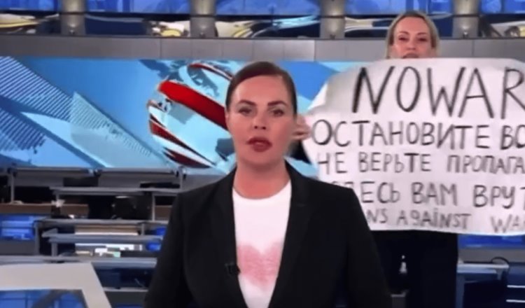 Periodista irrumpe en noticiero ruso con cartel contra Putin y la guerra