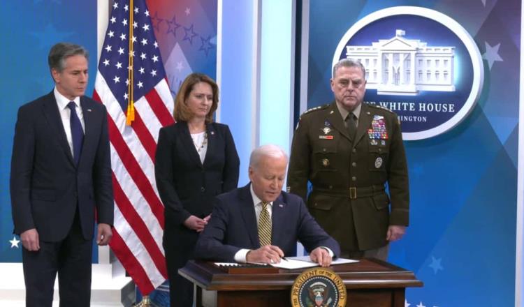 Aprueba Biden paquete de 800 mdd en ayuda militar para Ucrania 
