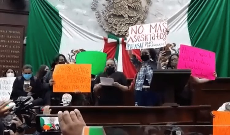 Periodistas protestan y toman Congreso de Michoacán… por muerte de colega