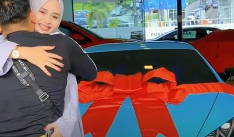 Embarazada regala Lamborghini a su esposo porque se desvelará cuidando a su bebé