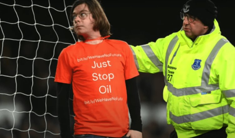 Joven se amarra a portería del Everton en protesta contra industria petrolera