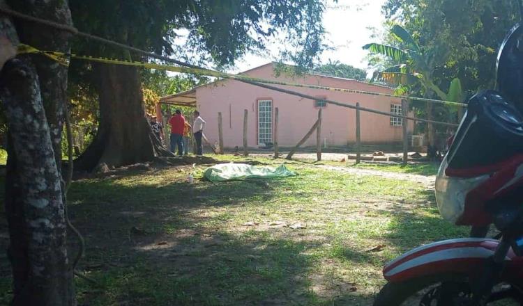 En Comalcalco, hombre cae de un árbol de 5 metros y se mata