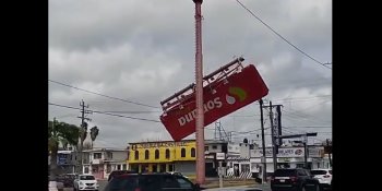 Vientos provocan caída de un espectacular en Matamoros