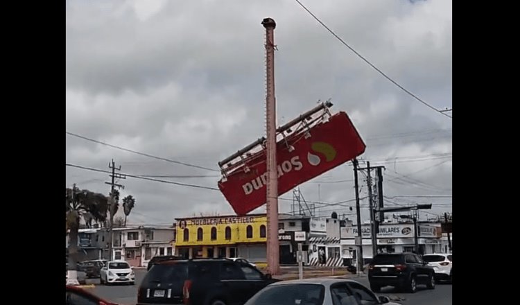 Vientos provocan caída de un espectacular en Matamoros