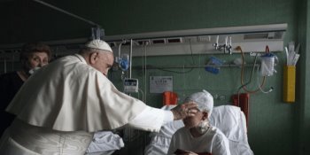 Visita el Papa a niños ucranianos que fueron llevados a Italia para atención médica