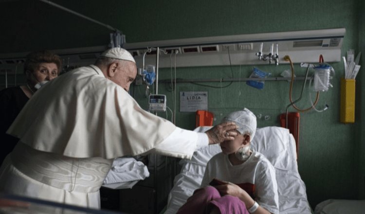 Visita el Papa a niños ucranianos que fueron llevados a Italia para atención médica