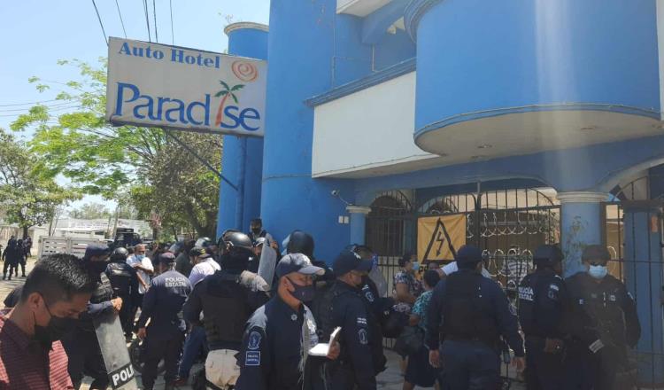 Con fuerte operativo desalojan auto hotel en Villahermosa