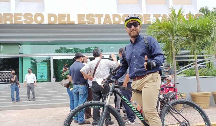 Llega diputado en bici al Congreso; pide respeto e inclusión para ciclistas