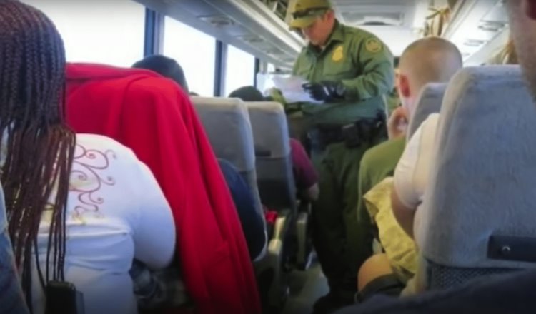 Empresa de autobuses en Washington indemnizará a mexicanos detenidos sin orden judicial