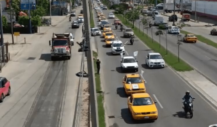 Con caravana vehicular, taxistas exigen a Semovi operativos contra taxis pirata