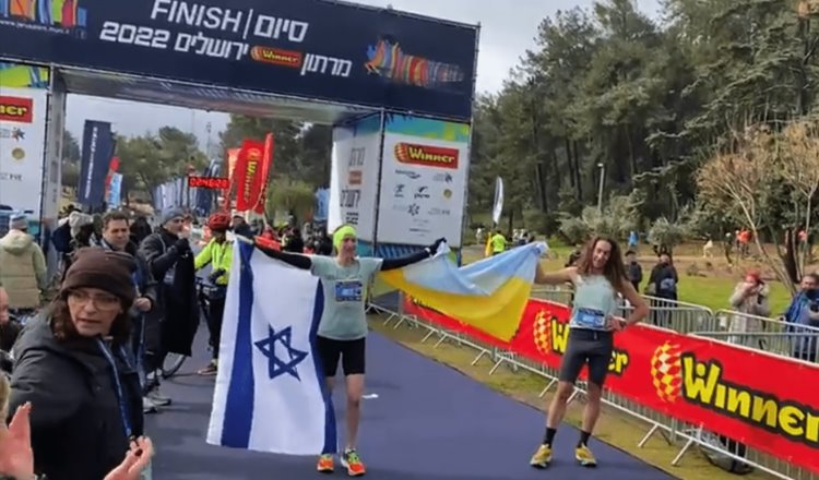 Ucraniana gana Maratón de Jerusalén mientras su esposo combate en el ejército contra Rusia