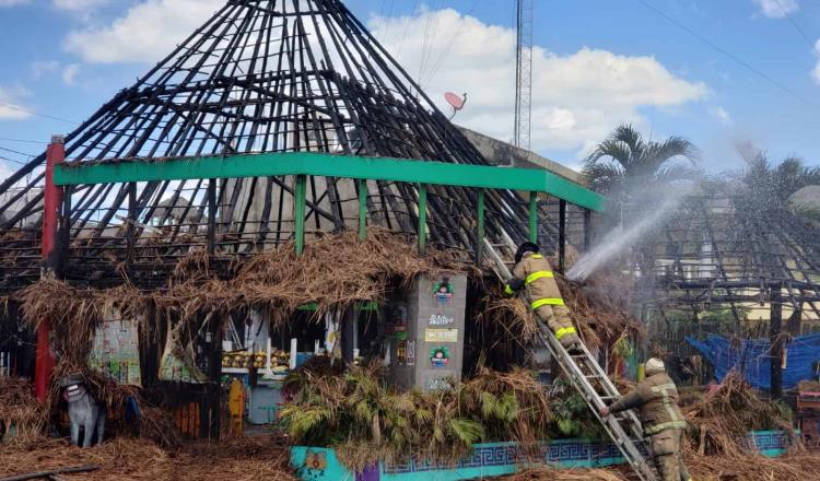 Se incendia restaurante en Playa del Carmen
