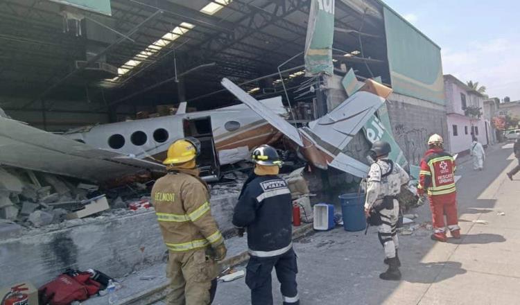 Avioneta se estrella en Bodega Aurrerrá de Temixco, Morelos