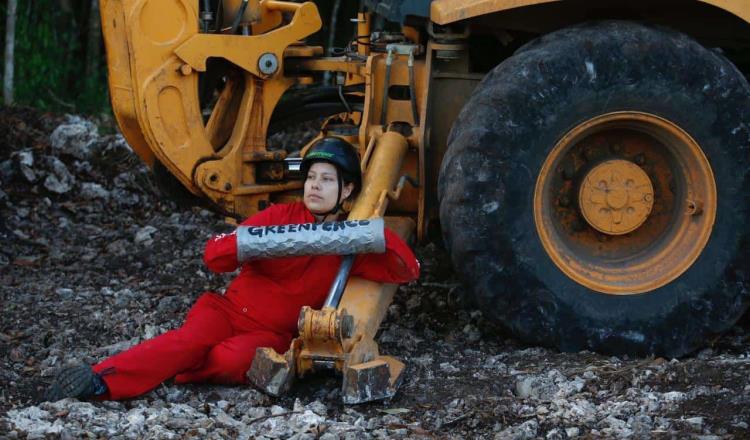 Activistas de Greenpeace “inmovilizan” maquinaria empleada en el tren maya