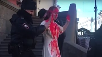 Detienen en Rusia a activista por protestar pintada de rojo contra invasión