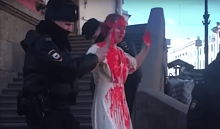 Detienen en Rusia a activista por protestar pintada de rojo contra invasión
