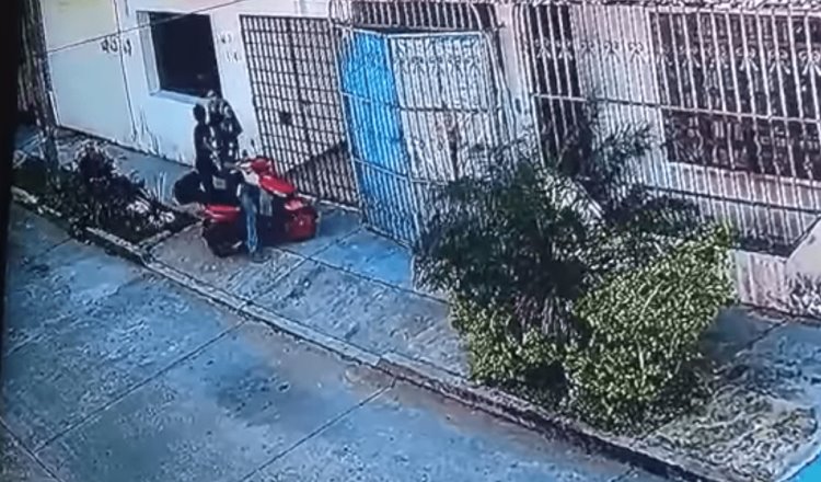 Motoasaltantes roban a mujer en Comalcalco; el atraco queda grabado
