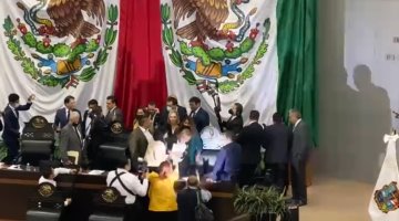 Diputada de Morena "roba" micrófono y documentos durante sesión en el Congreso de Tamaulipas