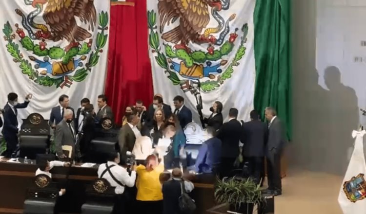 Diputada de Morena “roba” micrófono y documentos durante sesión en el Congreso de Tamaulipas
