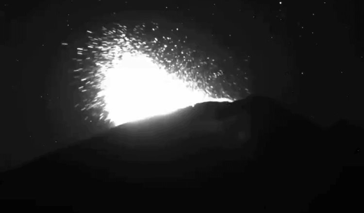 Reportan explosión del volcán Popocatépetl; alerta se encuentra en fase 2