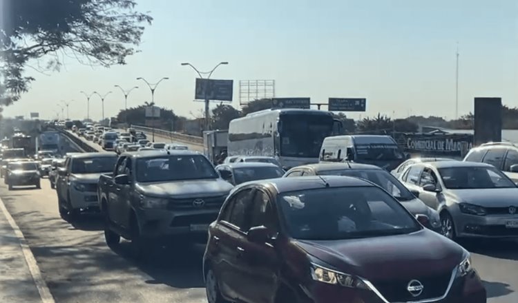 Desquicia tráfico a conductores en salida a Cárdenas