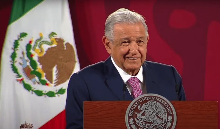 Acusa AMLO a estaciones de radio de la CDMX de campaña en su contra