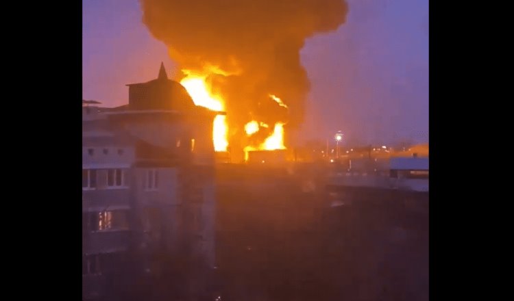 Ataque de helicópteros ucranianos provoca incendio en depósito de petróleo en Rusia