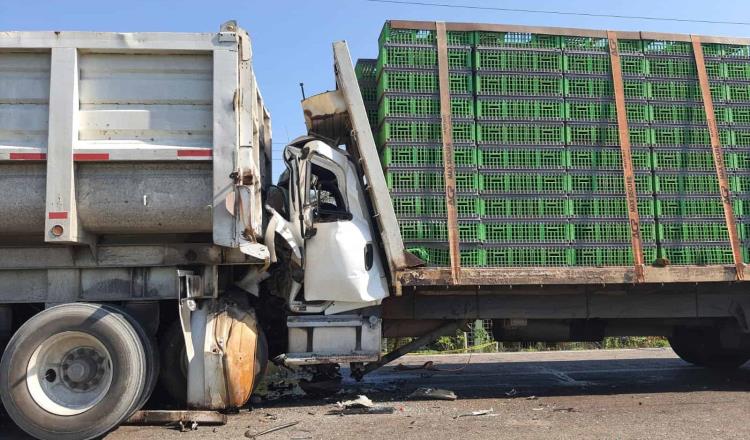 Chofer muere prensado en choque de camiones en la Villahermosa-Cárdenas