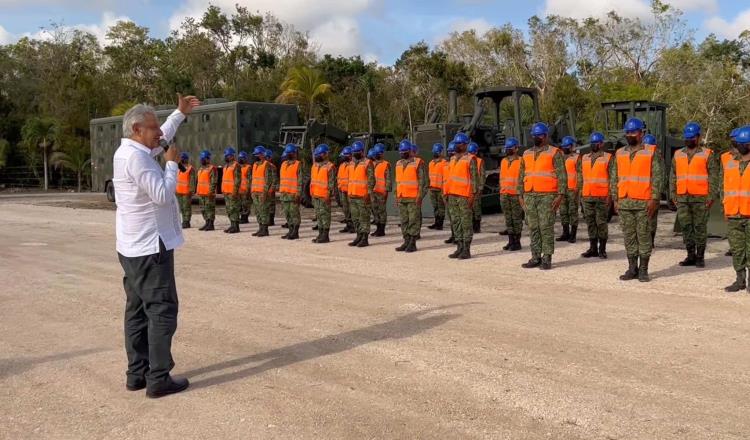 Exhorta AMLO a militares que cuiden y defiendan al Tren Maya