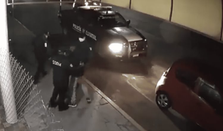 Policías de Edomex agreden a conductor que los grababa