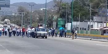 Maestros de la SNTE marchan y bloquean parcialmente Autopista del Sol