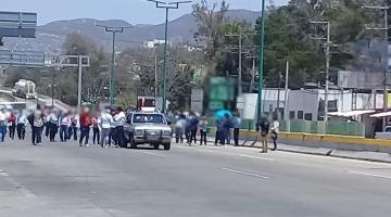Maestros del SNTE marchan y bloquean parcialmente Autopista del Sol