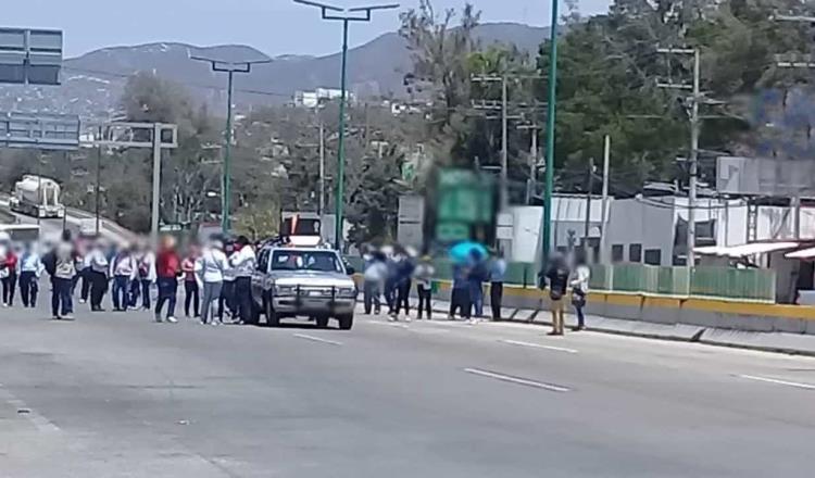 Maestros del SNTE marchan y bloquean parcialmente Autopista del Sol