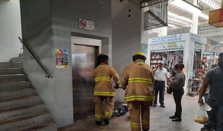 Bomberos rescatan a una persona que quedó atrapada en los elevadores del mercado “Pino Suárez”