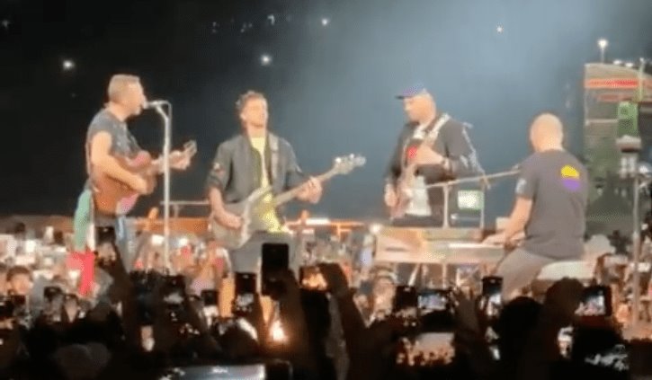 Coldplay vuelve a sorprender, recuerda a Juan Gabriel con ‘Amor eterno’
