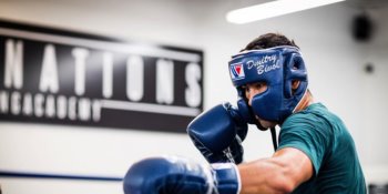 Dmitry Bivol ya tiene ´estrategia´ para vencer al "Canelo"