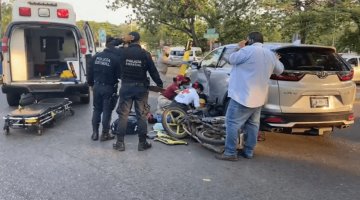 Motociclista se pasa alto y choca contra camioneta en Tabasco 2000; sufre lesiones