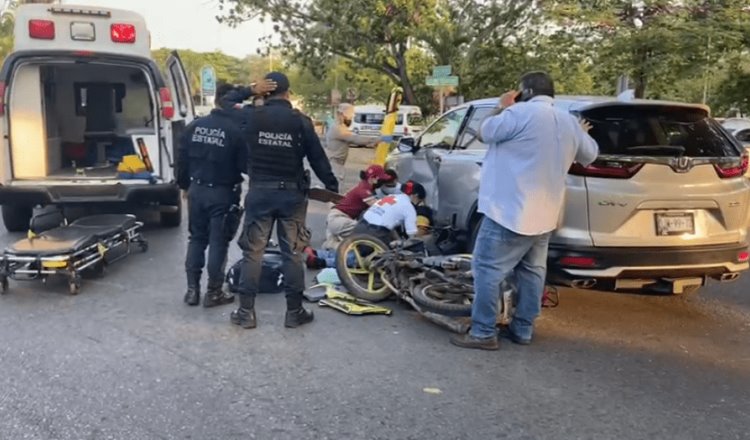 Motociclista se pasa alto y choca contra camioneta en Tabasco 2000; sufre lesiones