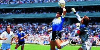 Anuncian subasta del jersey de "La Mano de Dios" de Maradona