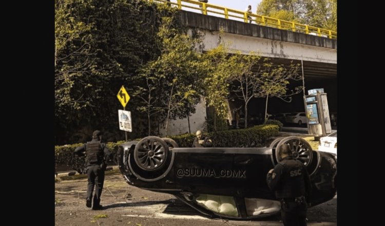 Cae auto Tesla de puente vehicular en la CDMX; dos personas lesionadas