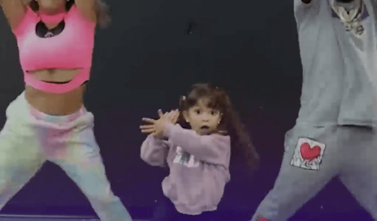 Baby Salomé se viraliza por su forma de bailar