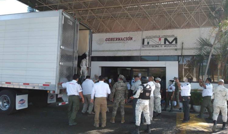 Asegura INM a 61 migrantes que iban escondidos en caja y cabina de tractocamión en Oaxaca