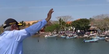 Niño le grita "¡Adiós abuelo!" a AMLO, al zarpar del muelle de San Blas